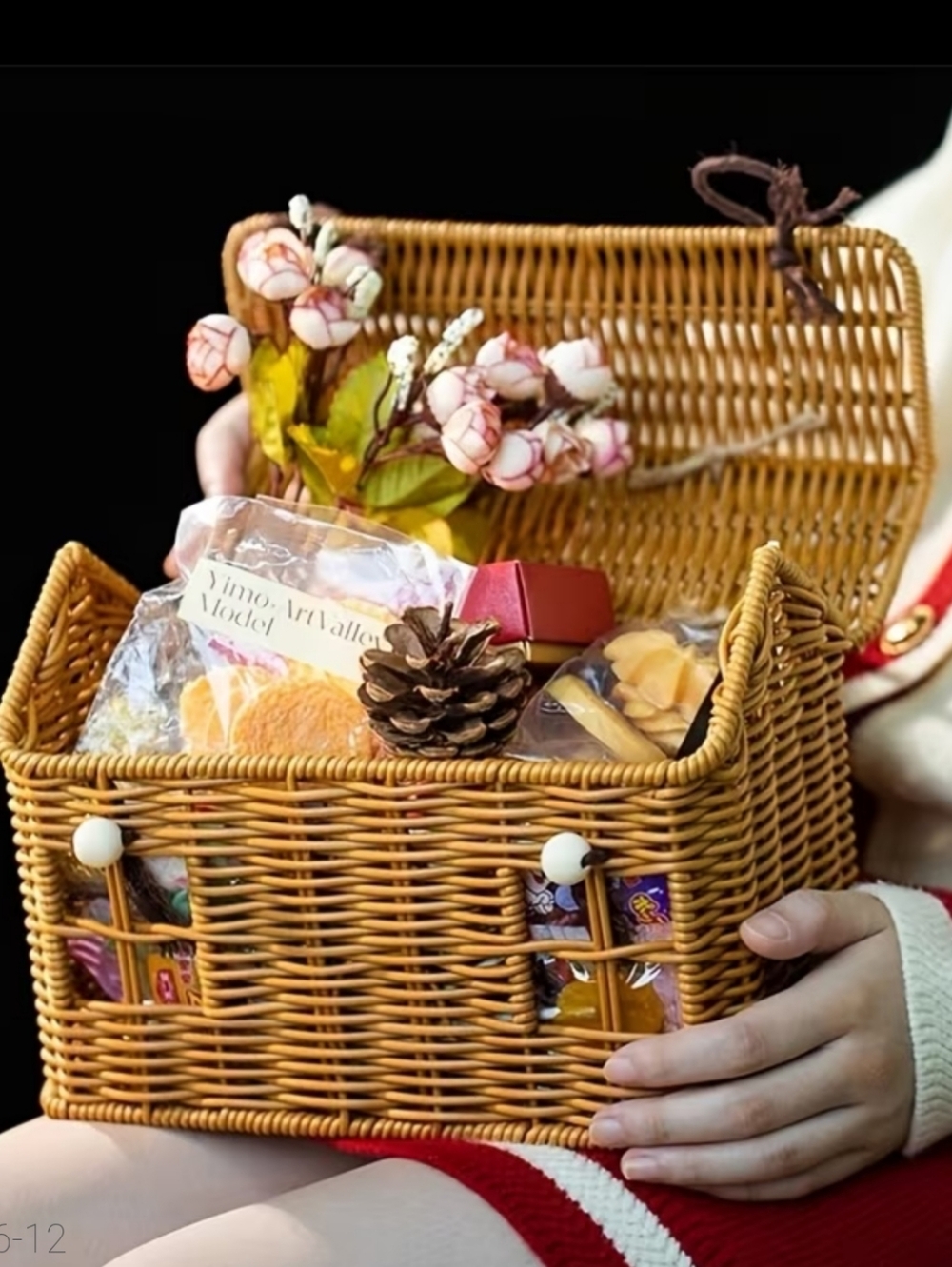 Adorable Rattan picnic/gift/handbag basket. 7" x 9" x 5" - Picture 6 of 7